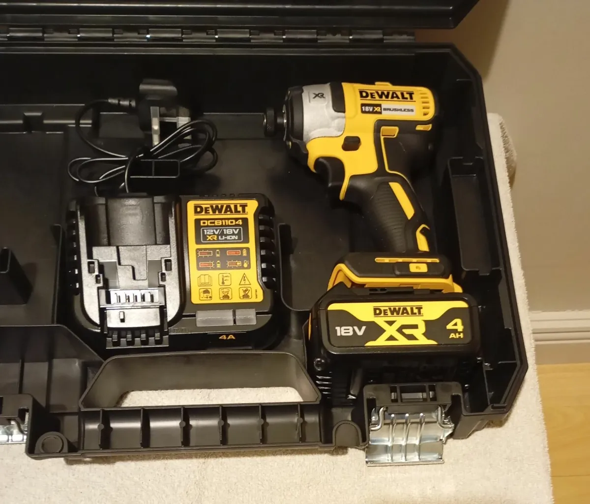 DeWalt dcf887 Impact Driver - Image 2