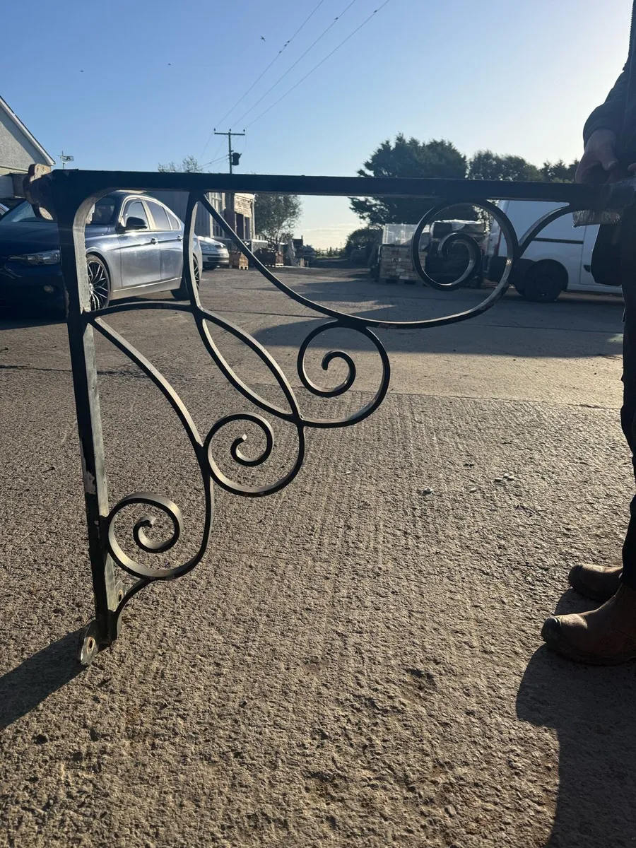 Metal brackets with three feet sides. - Image 1
