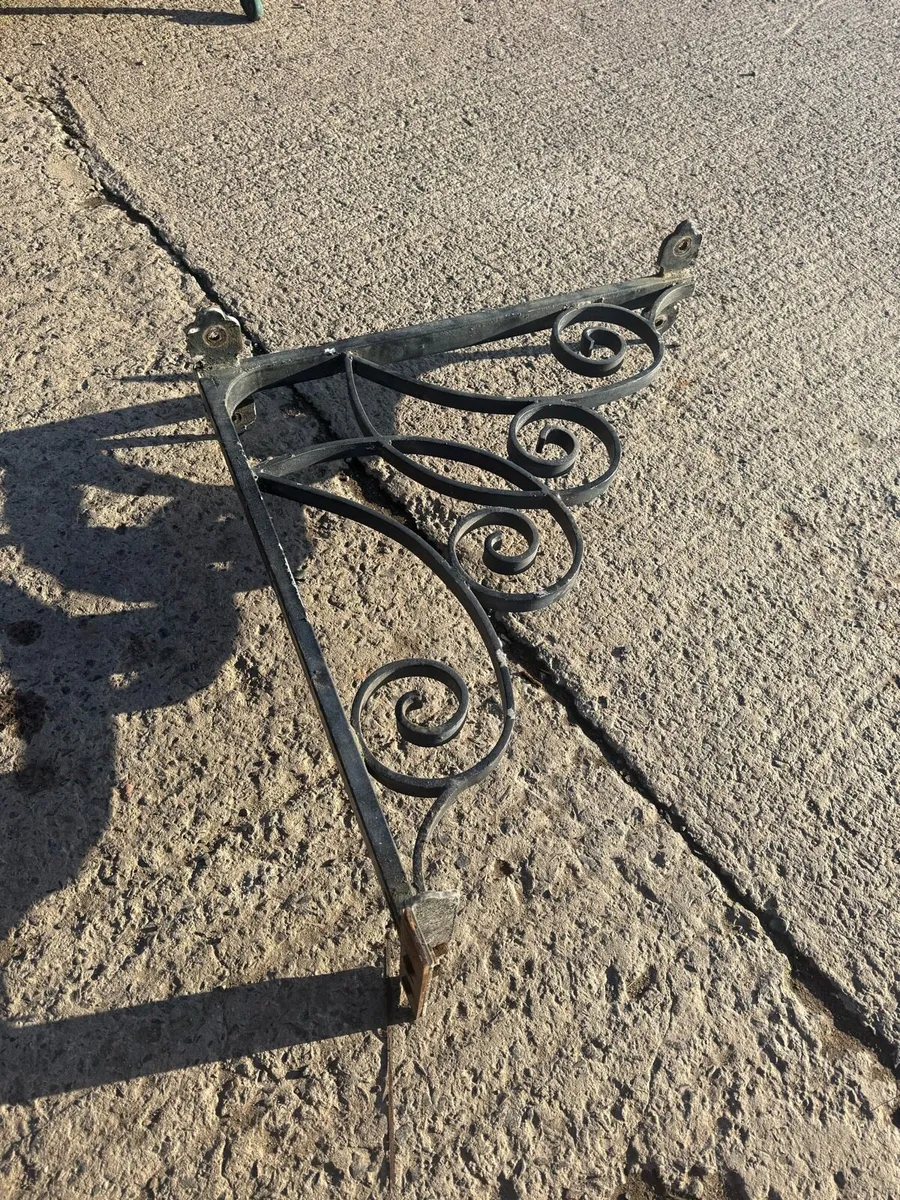 Metal brackets with three feet sides. - Image 3