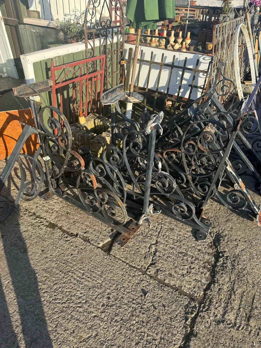 Metal brackets with three feet sides. - Image 4