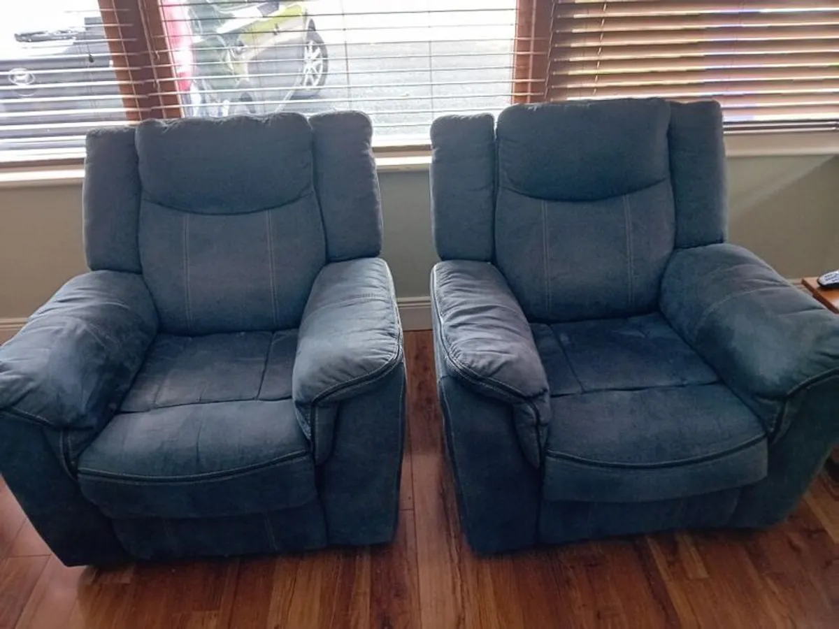 Free sofa and 2 armchairs - Image 2