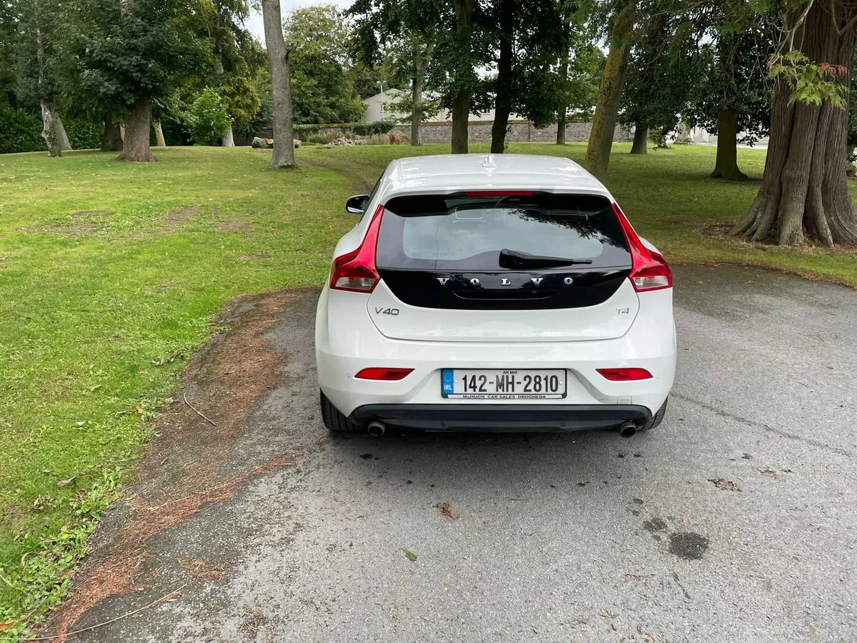 Volvo V40 2014 - Image 2