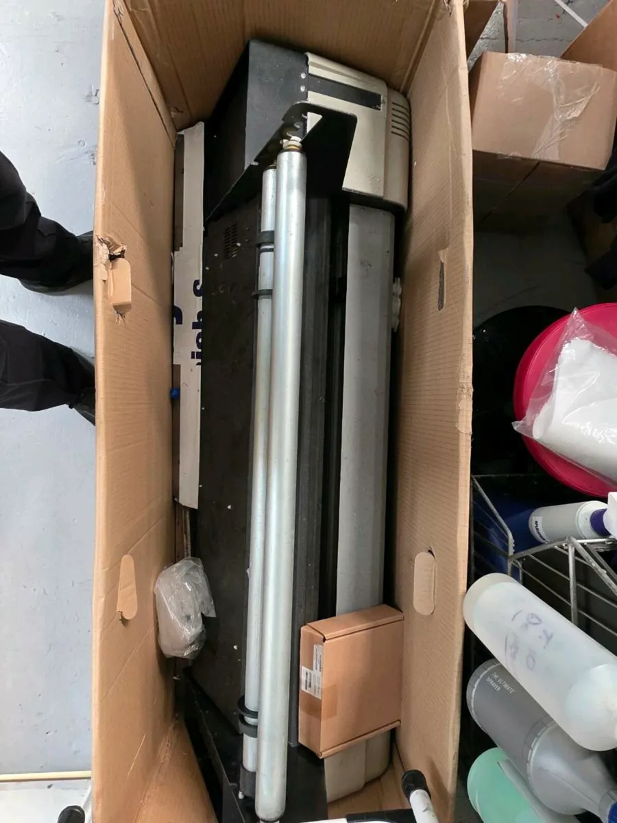 Vinyl cutter - Image 1