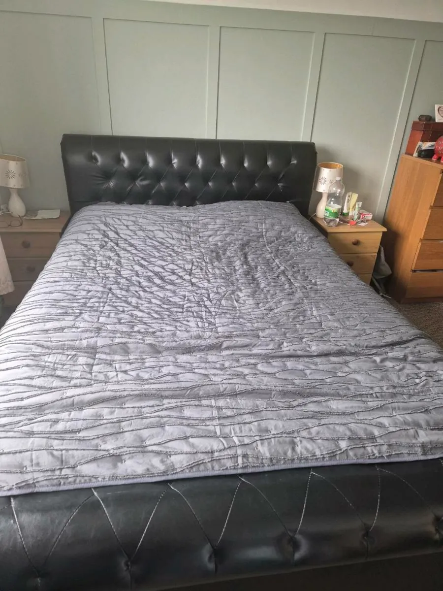 King size bed - Image 1