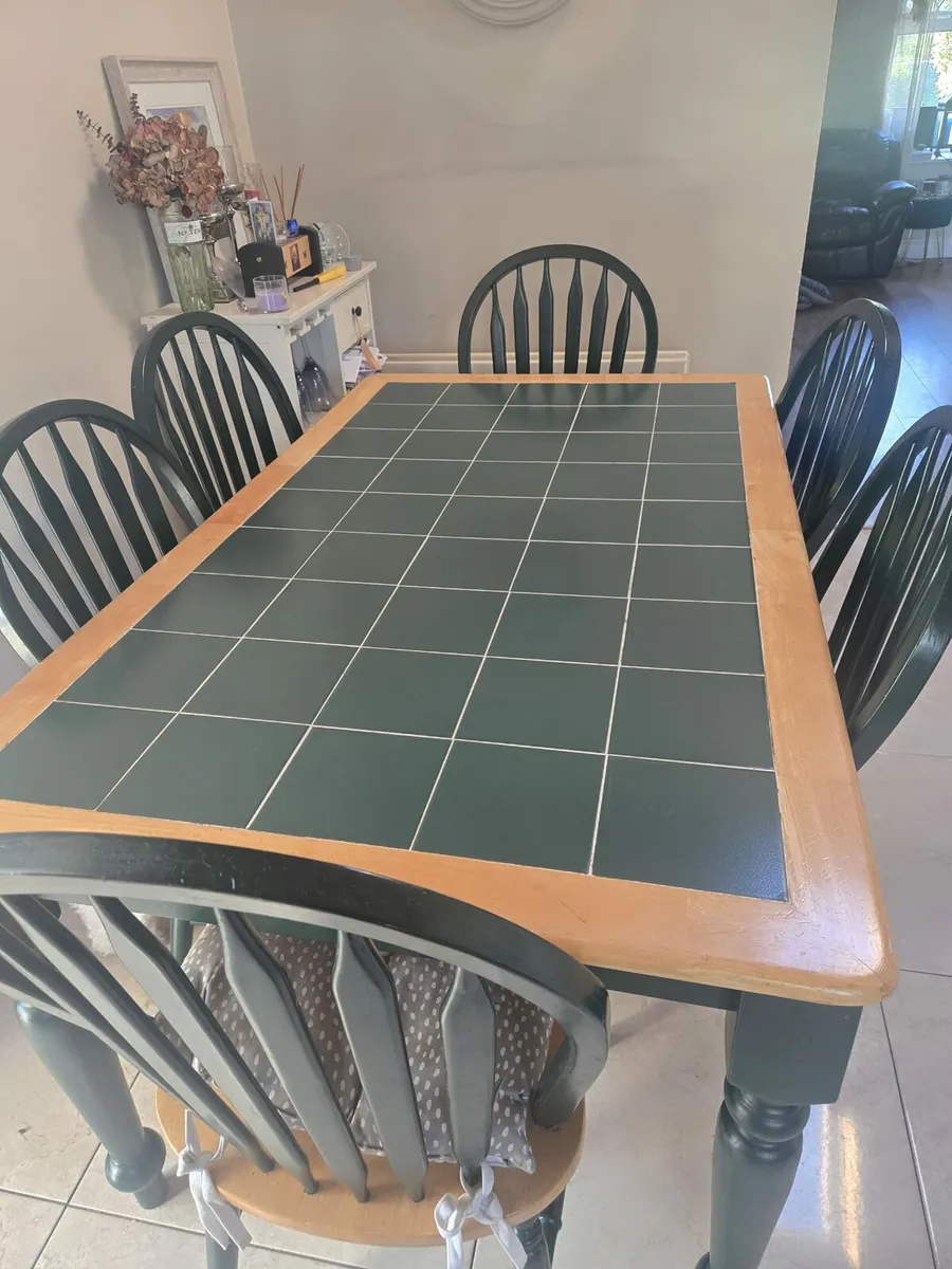 Table ans chairs - Image 1