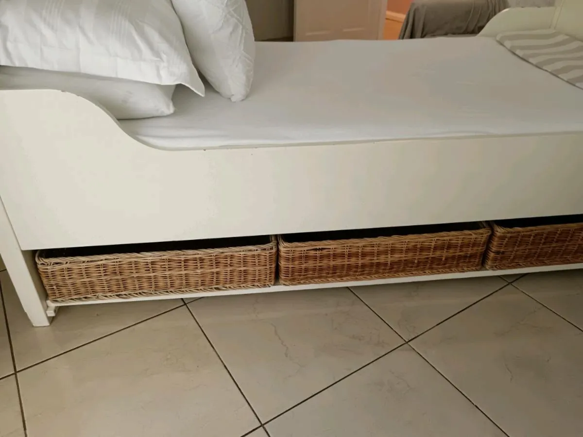Single bed - Image 1