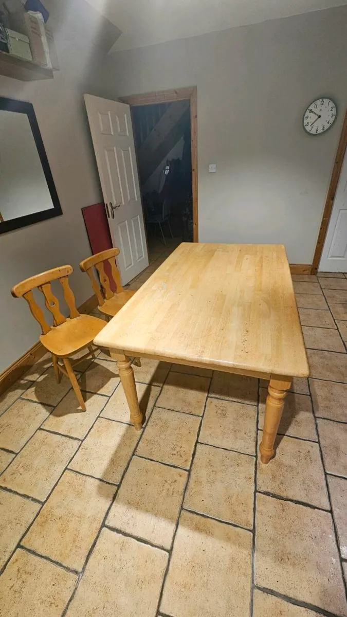 Table and chairs - Image 1