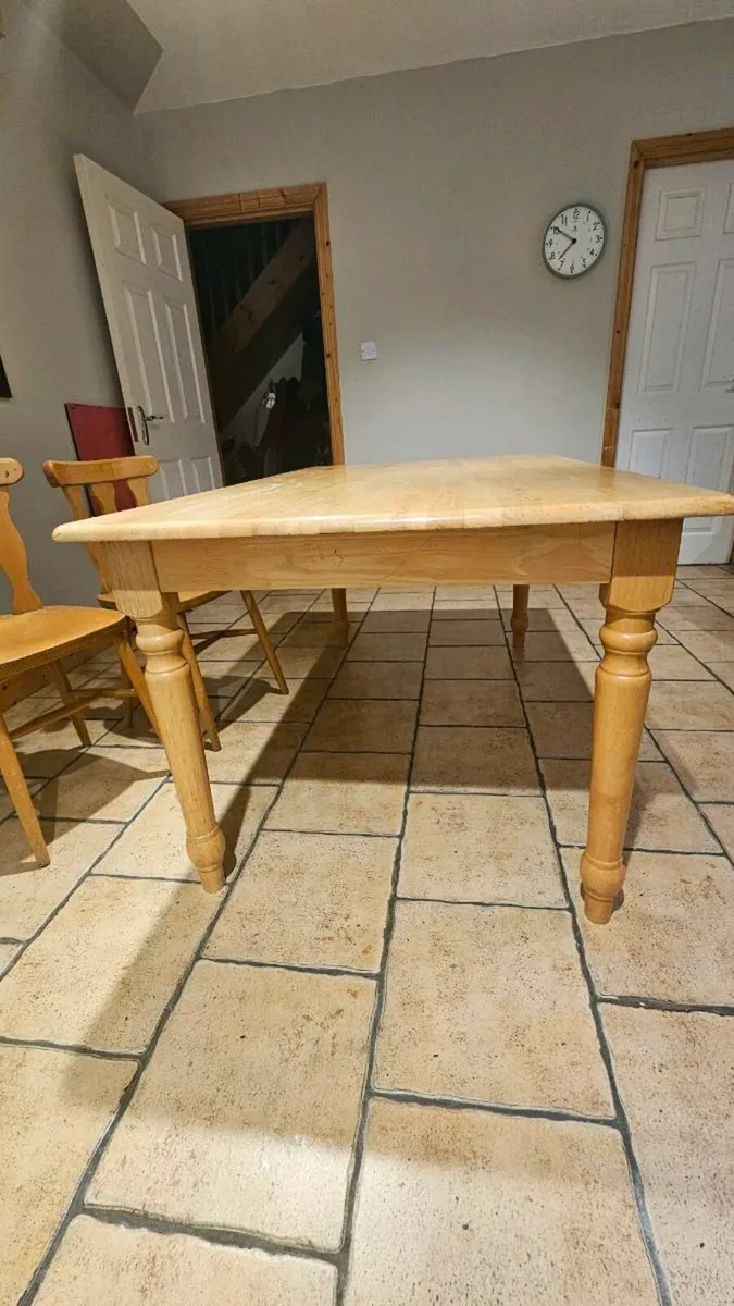 Table and chairs - Image 2