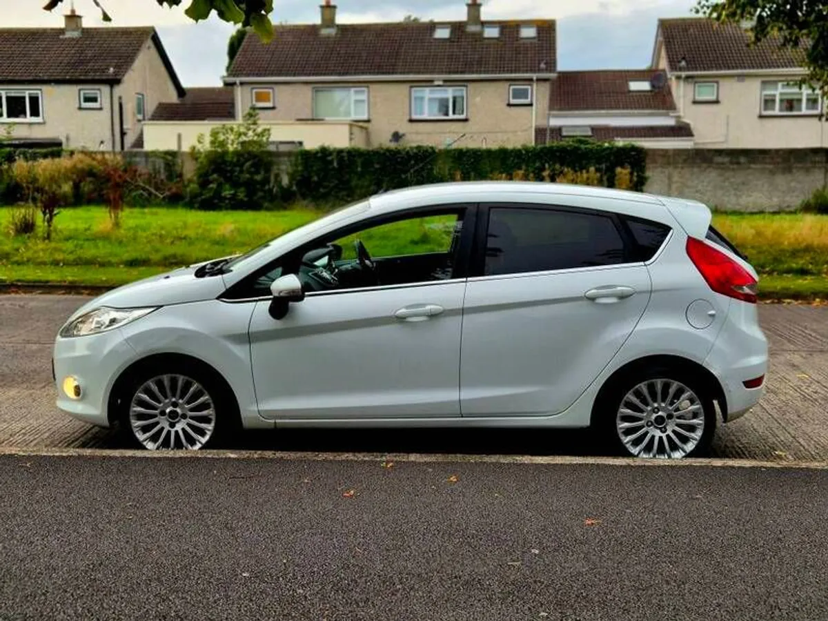 2012 Ford Fiesta Titanium - Image 4