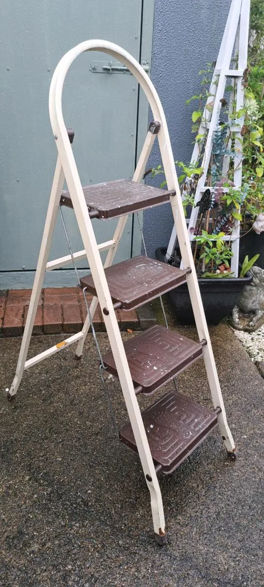 STEP LADDER - Image 2