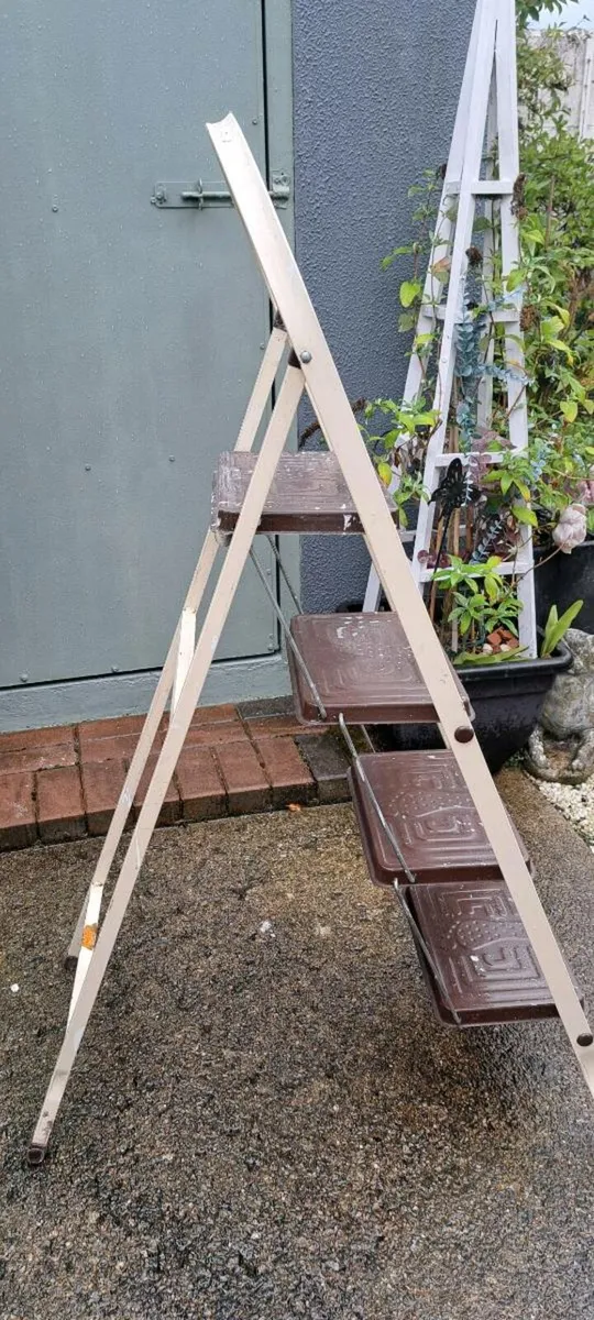 STEP LADDER - Image 3