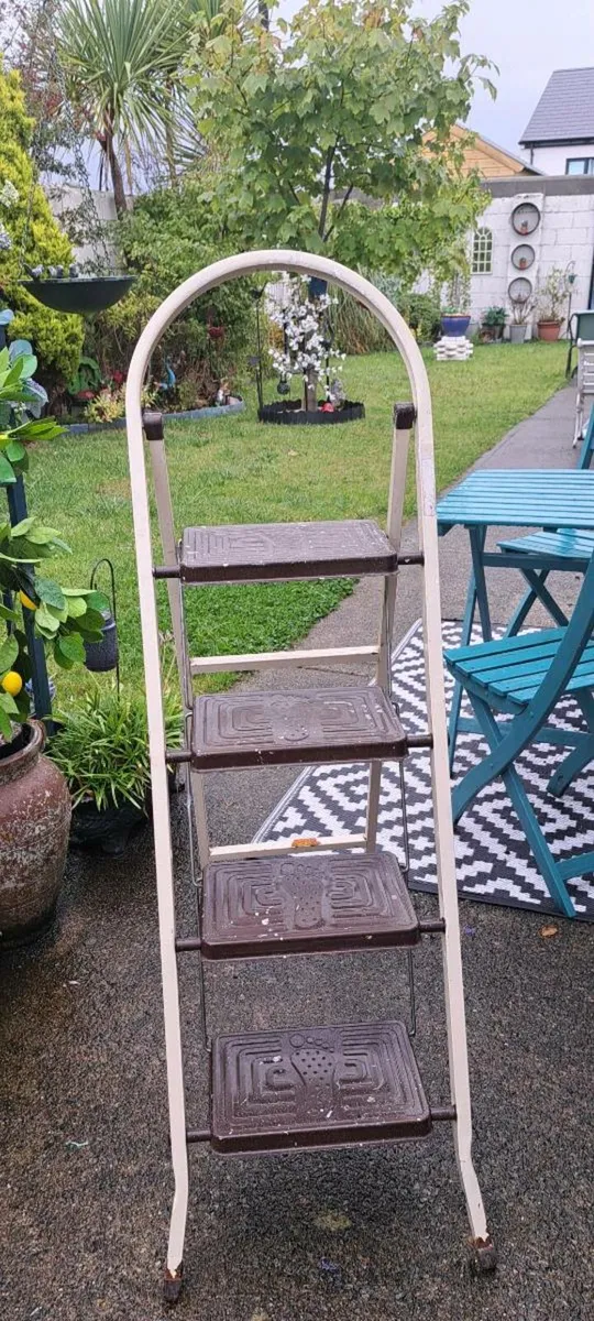 STEP LADDER - Image 4