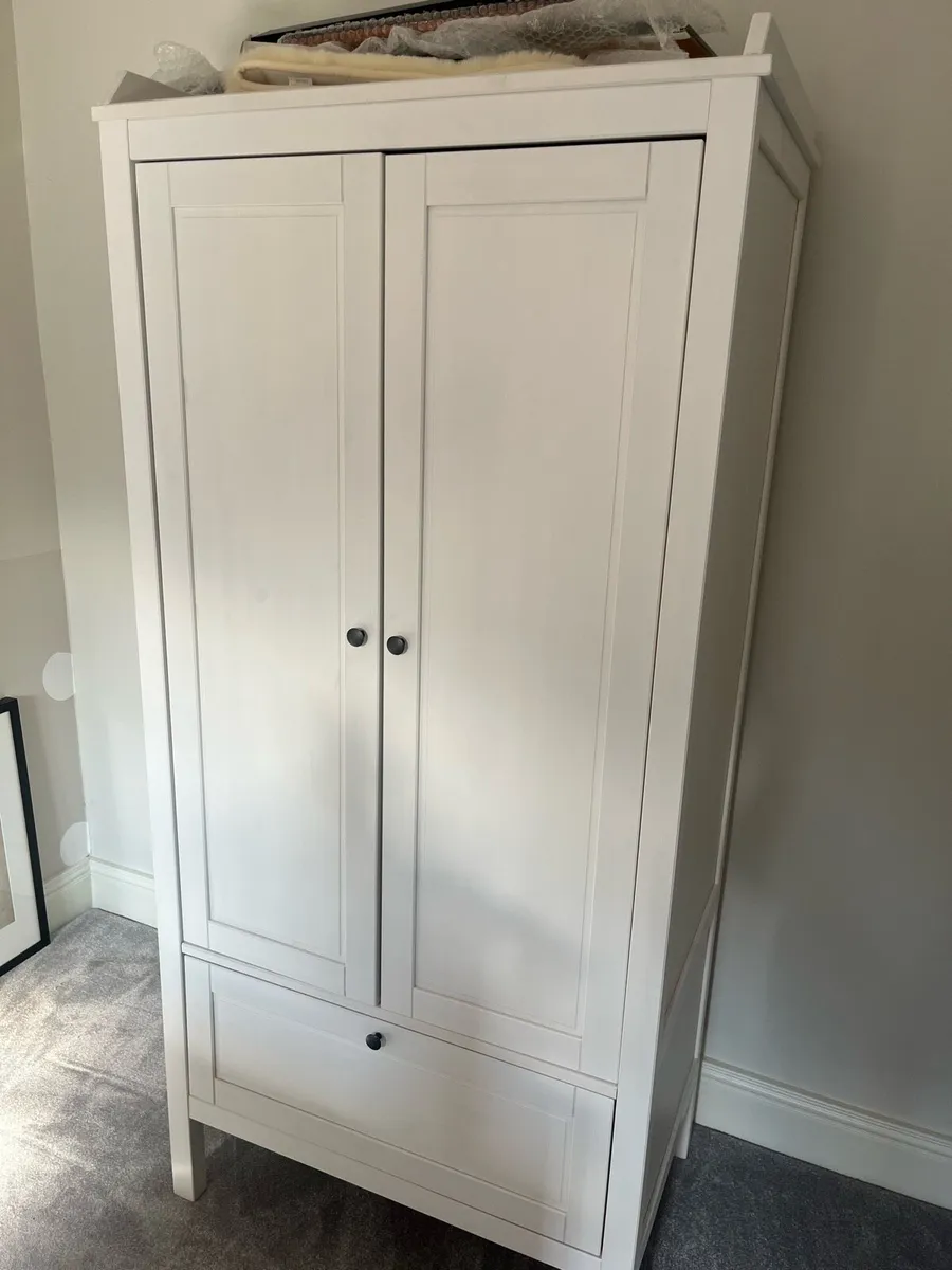 Child’s wardrobe - Image 1