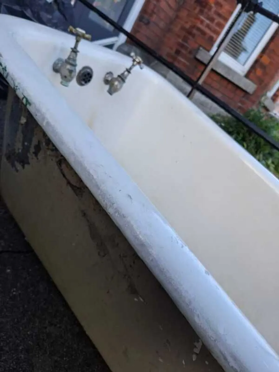 Original cast iron bath with taps - Image 3