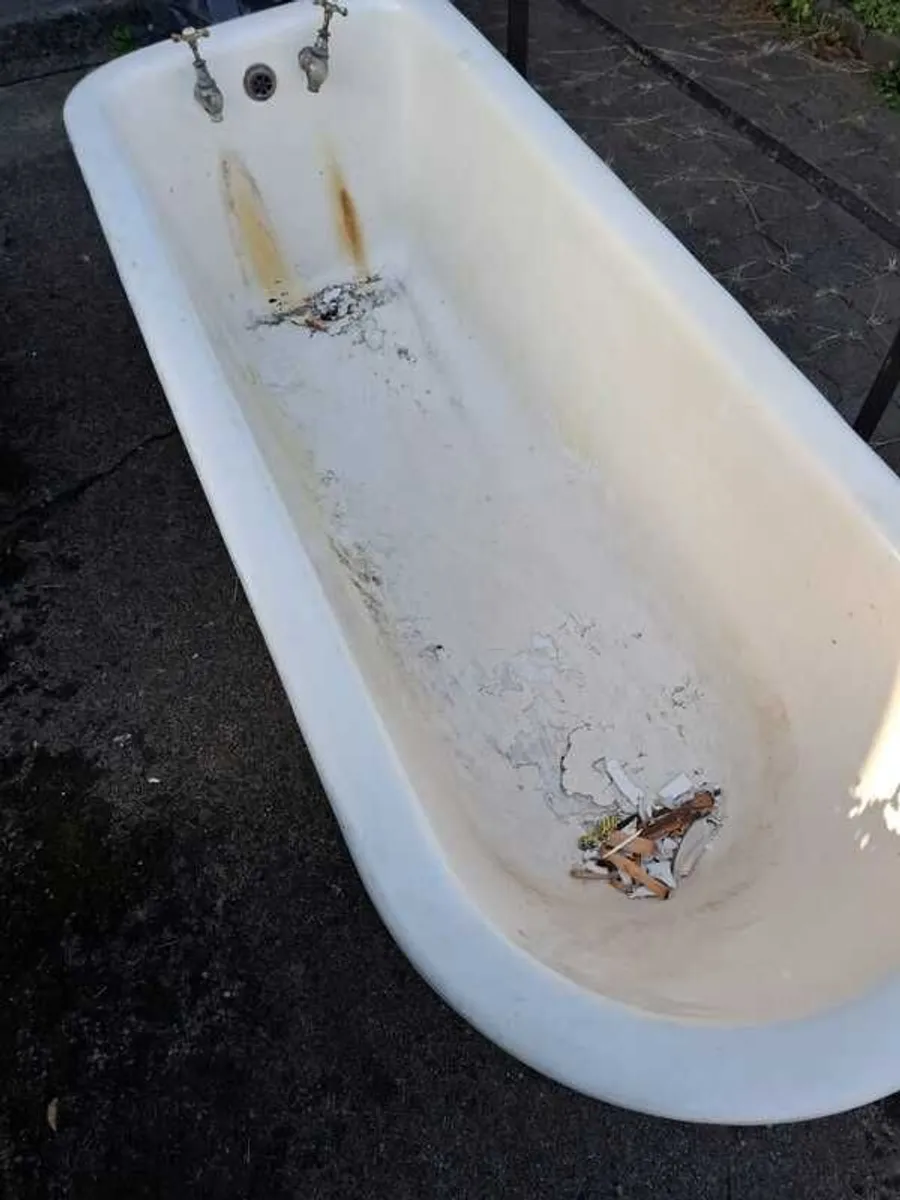 Original cast iron bath with taps - Image 4