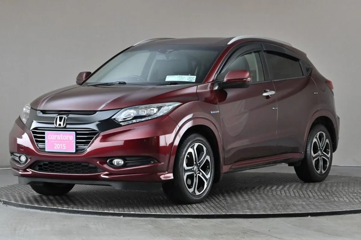 Honda Vezel 1.5 Hybrid Auto  half Leather reverse - Image 3
