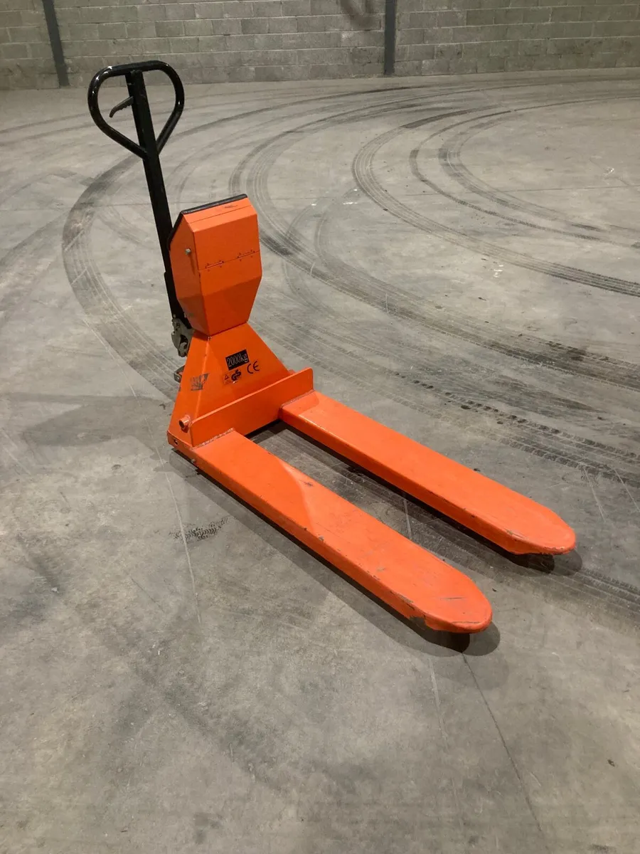 Hand operated pallet truck with scales - Image 1