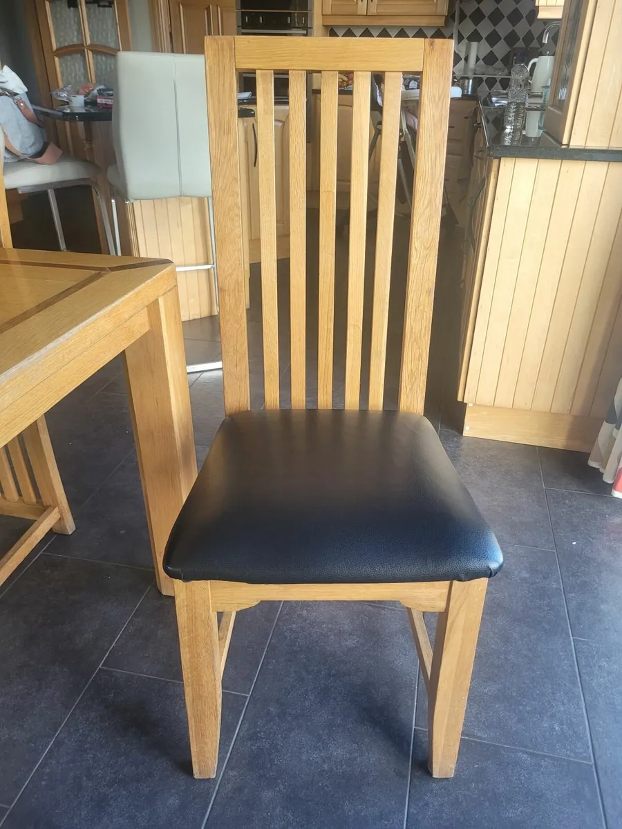 Table and chairs - Image 2