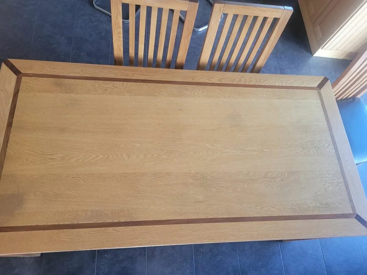 Table and chairs - Image 3
