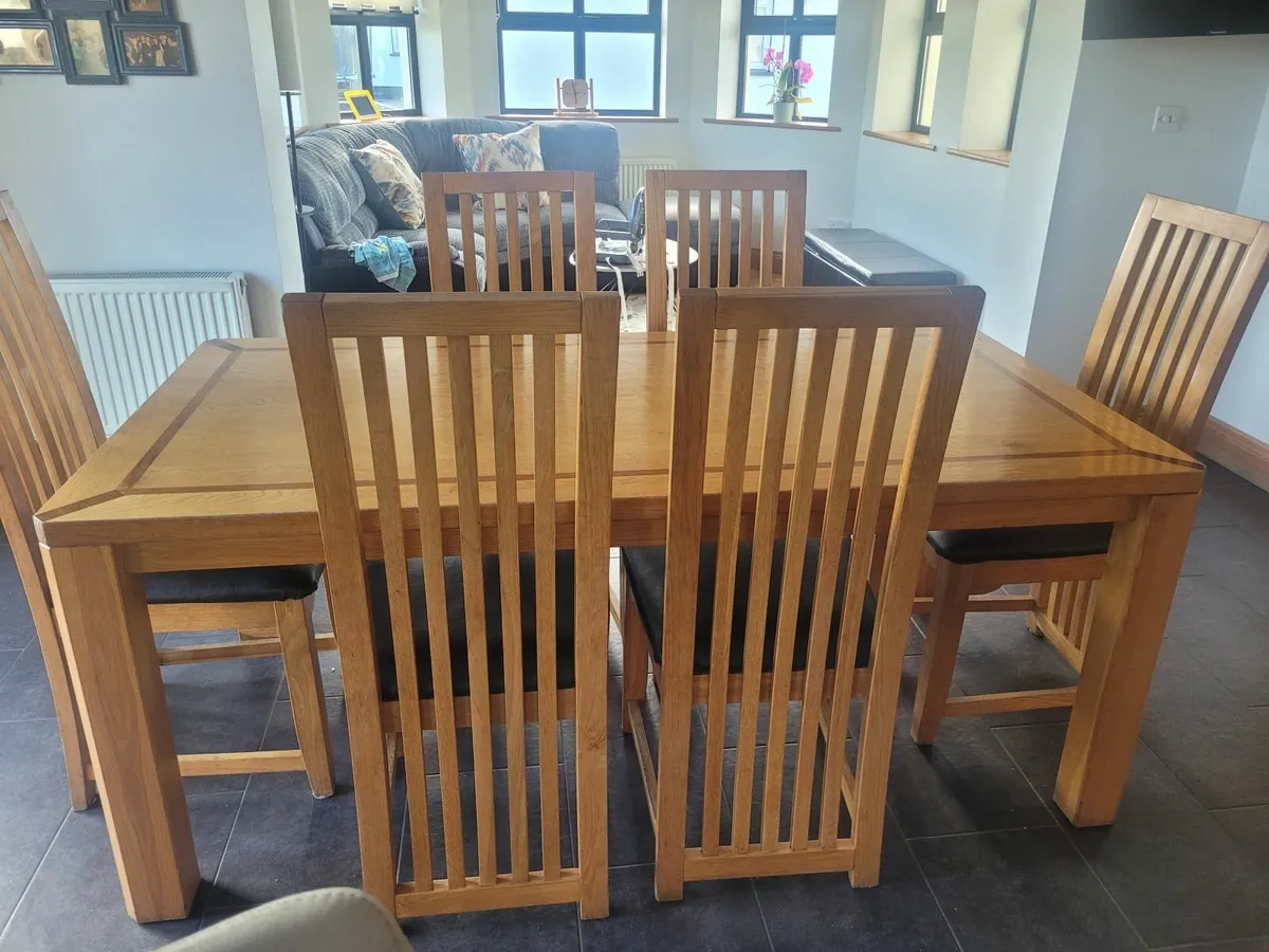 Table and chairs - Image 4