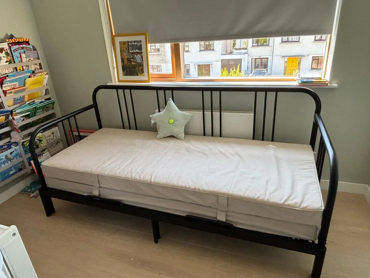 Pull out bed - Image 1