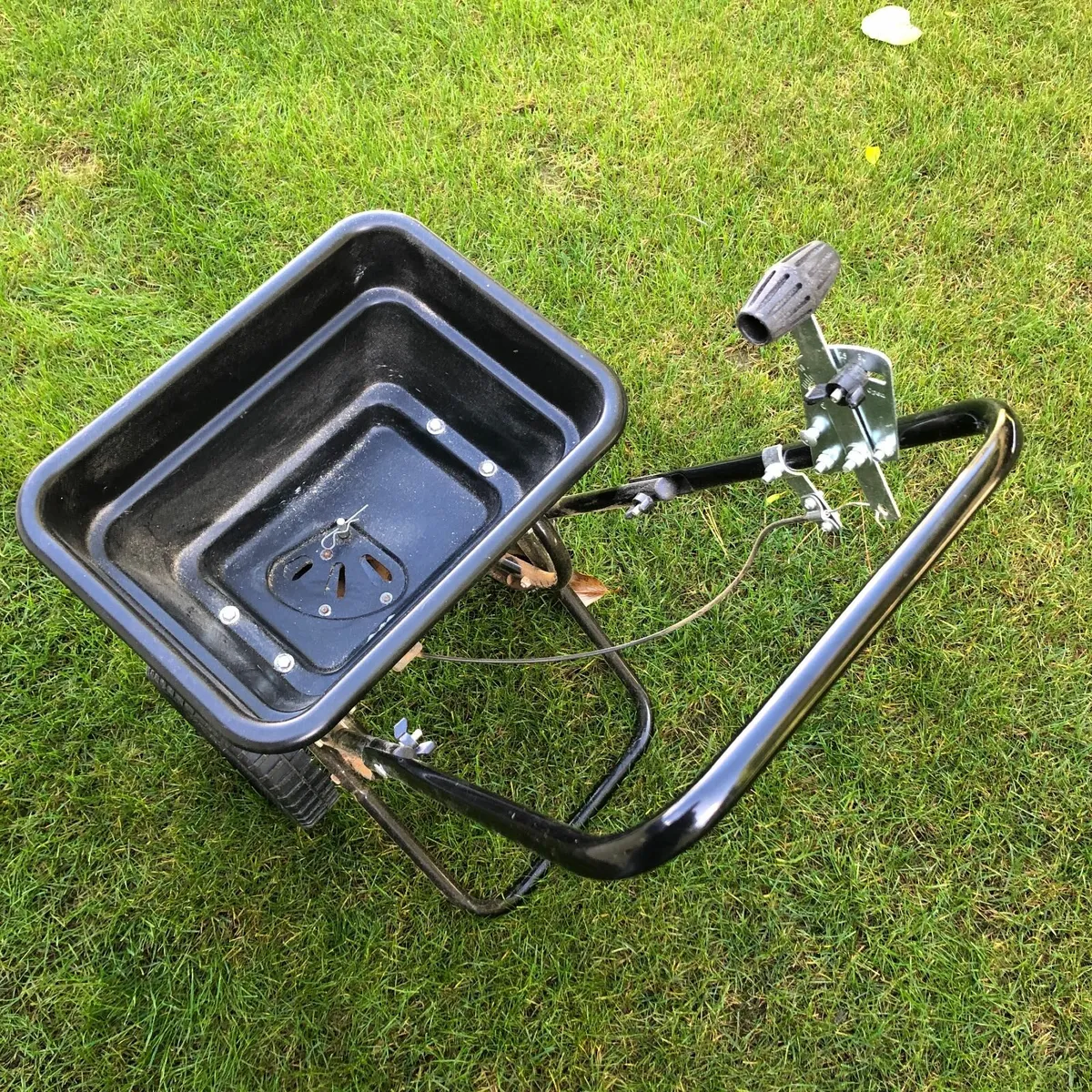 lawn fertilizer/seed spreader - Image 4