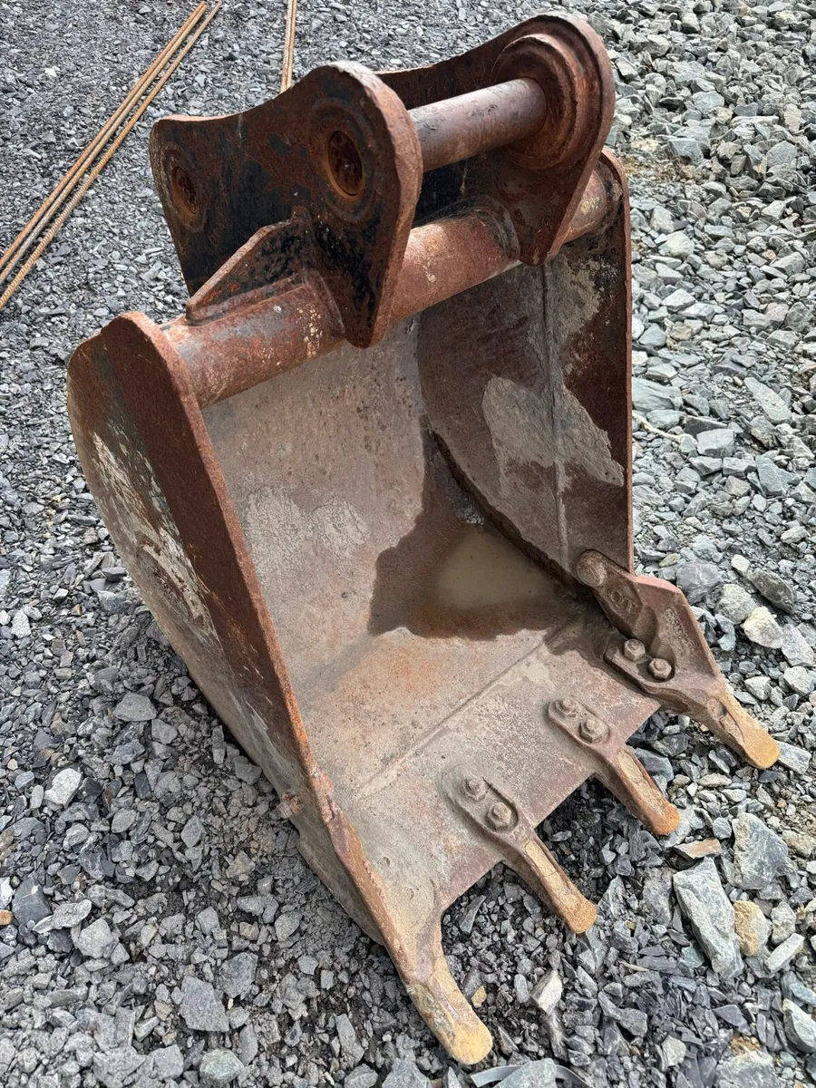 Strickland 2ft bucket - Image 1