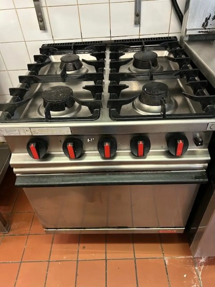 Commercial gas cooker