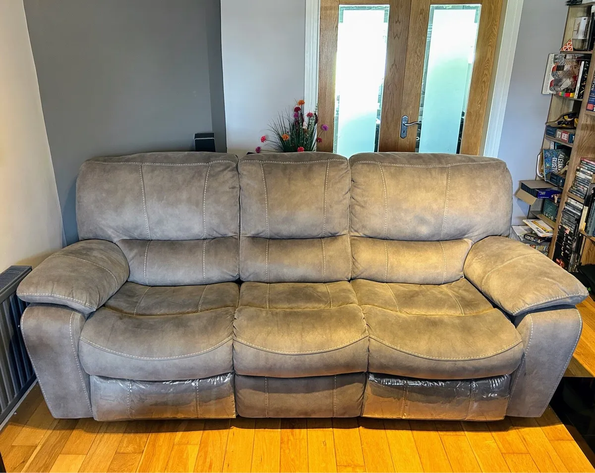 3 seater power reclining sofa - Image 1