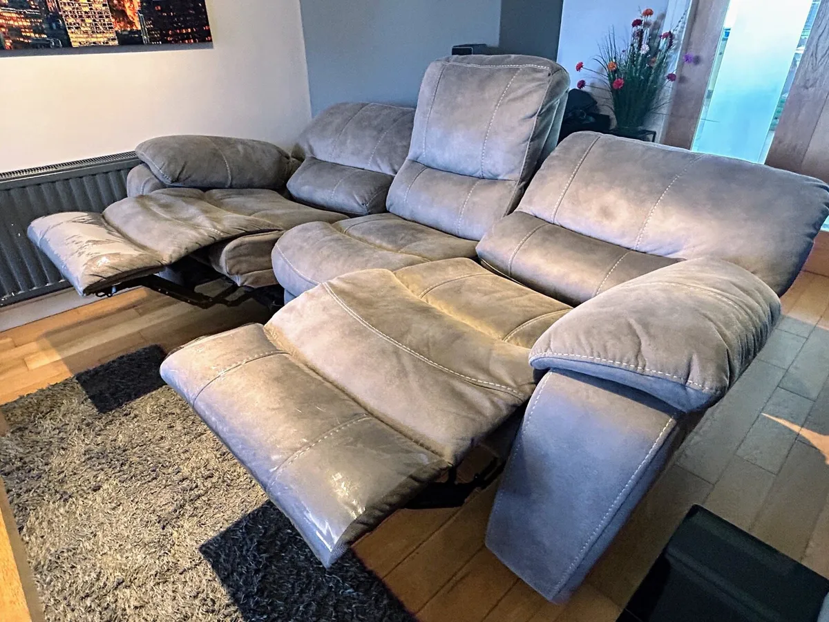 3 seater power reclining sofa - Image 4