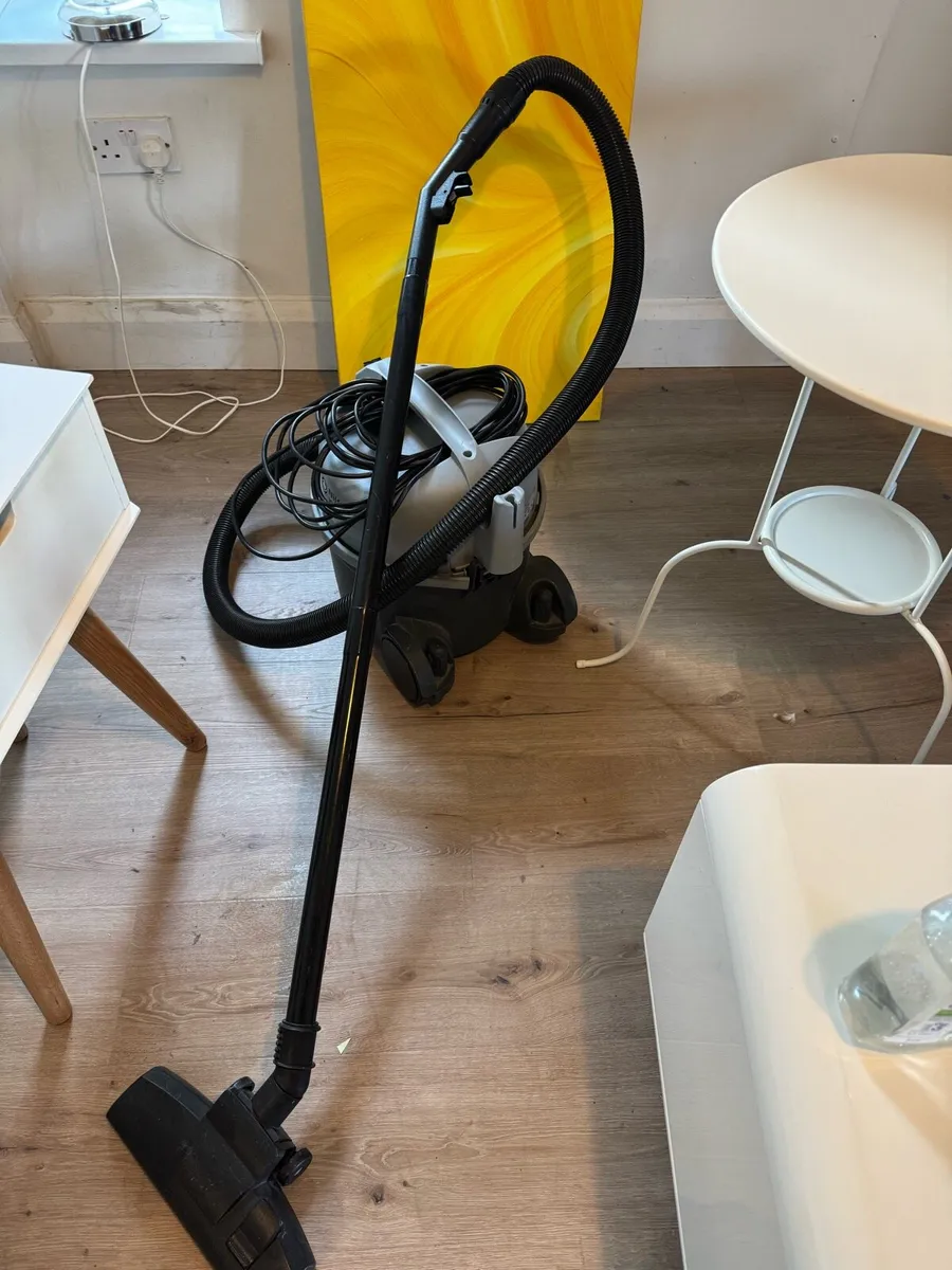Nilfisk VP300 Eco vacuum cleaner - Image 2