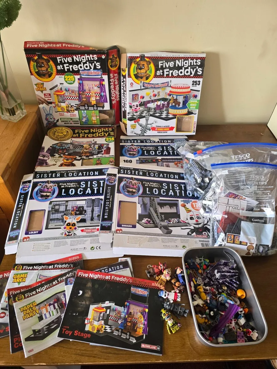 Five Nights at Freddy's construx sets