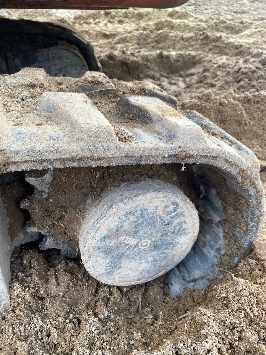 2.7 tone Hanix digger - Image 3