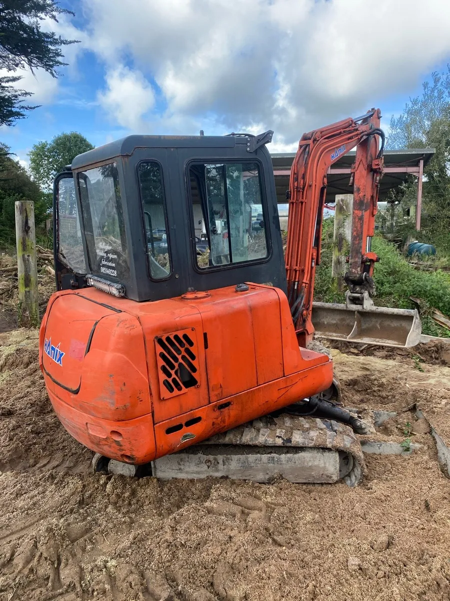 2.7 tone Hanix digger - Image 4