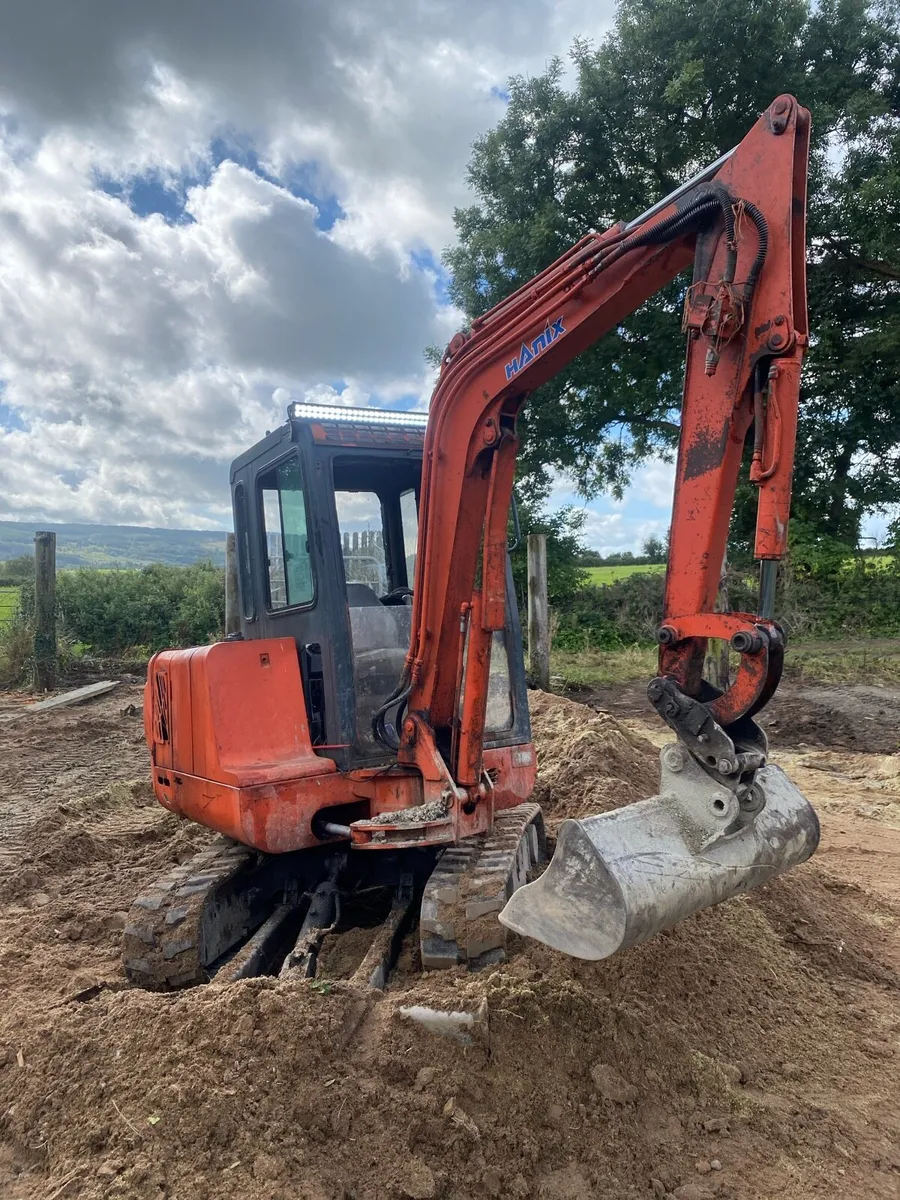 2.7 tone Hanix digger - Image 2