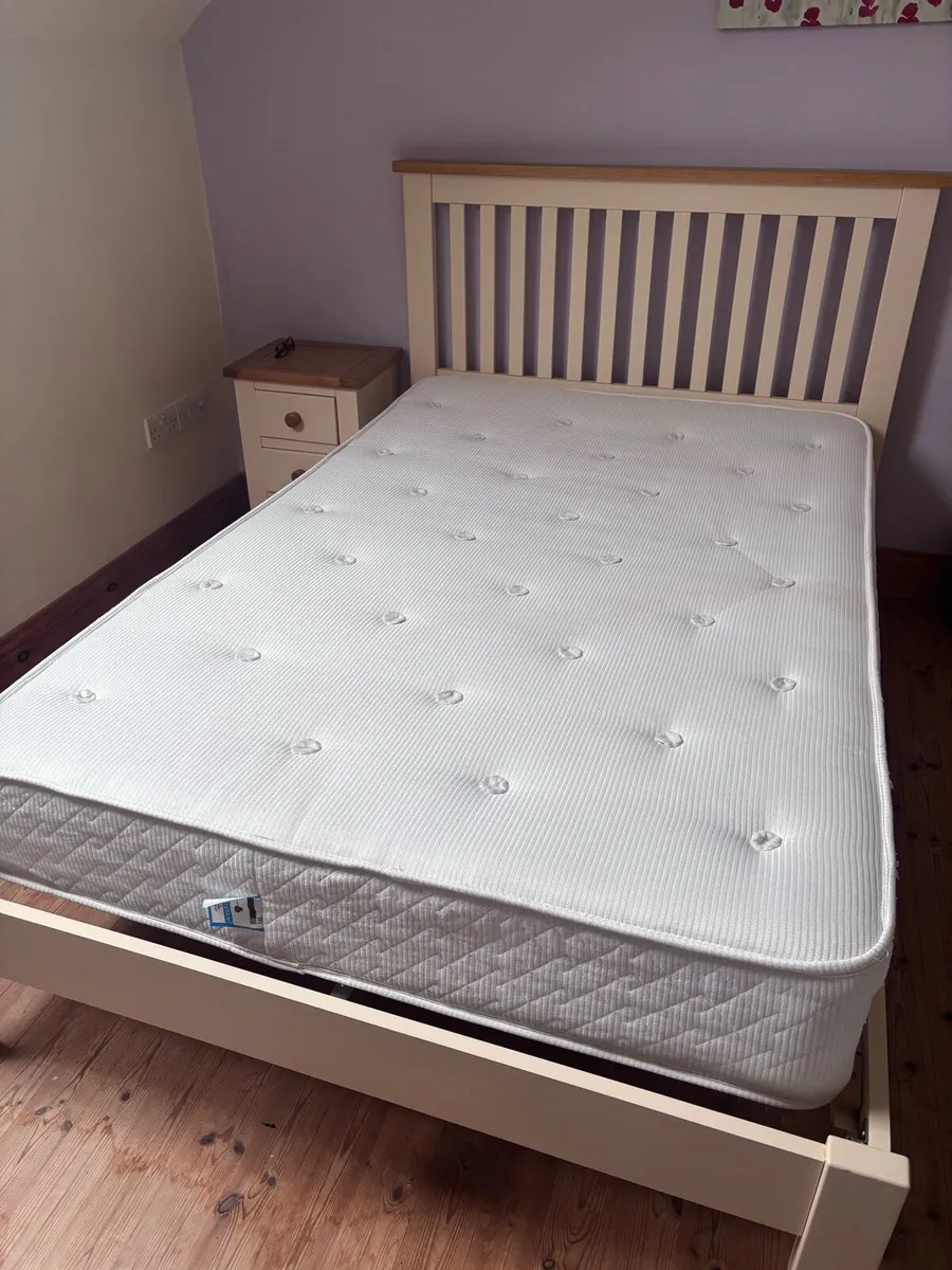 Bedroom furniture set- like new - Image 3
