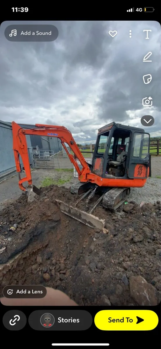 2.7 tone Hanix digger - Image 1