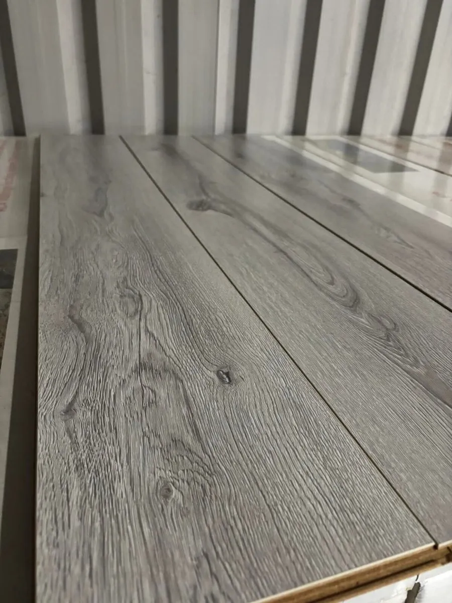 New 8mm Laminated Click Flooring - Image 4