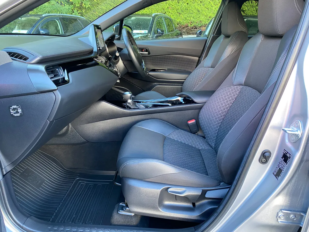 Toyota C-HR 1.8 HYBRID SPORT Bi-Tone - Image 4