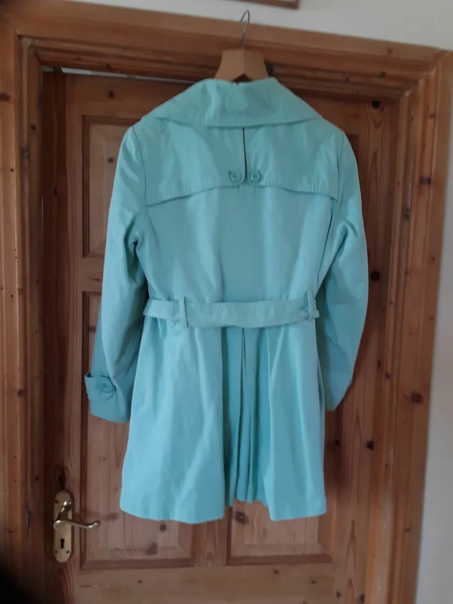 Lovely new condition pastel green ladies coat - Image 2