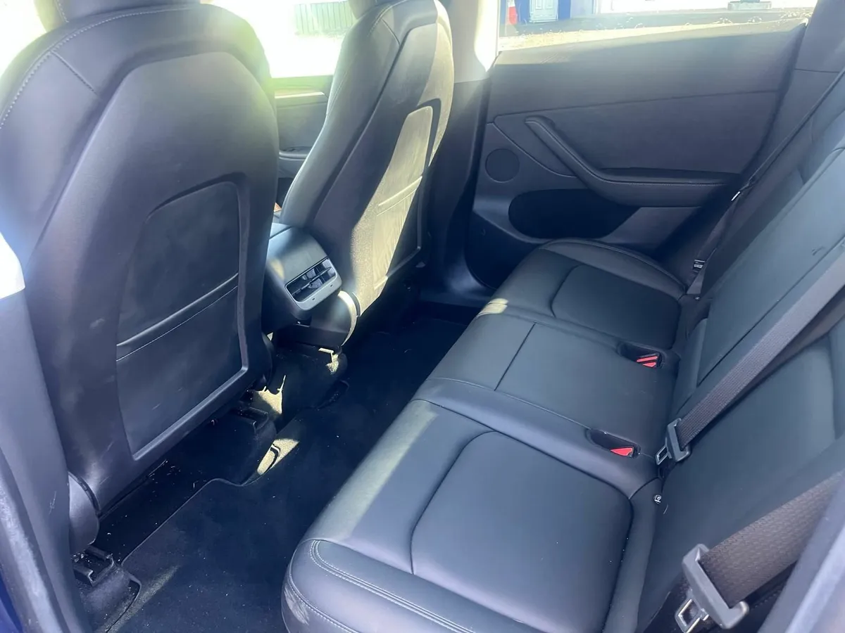 Tesla Model Y 2023 - Image 2