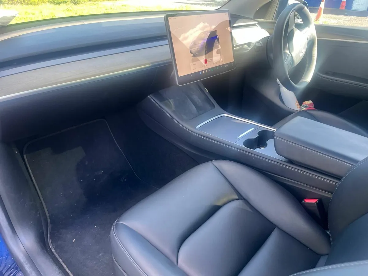 Tesla Model Y 2023 - Image 3