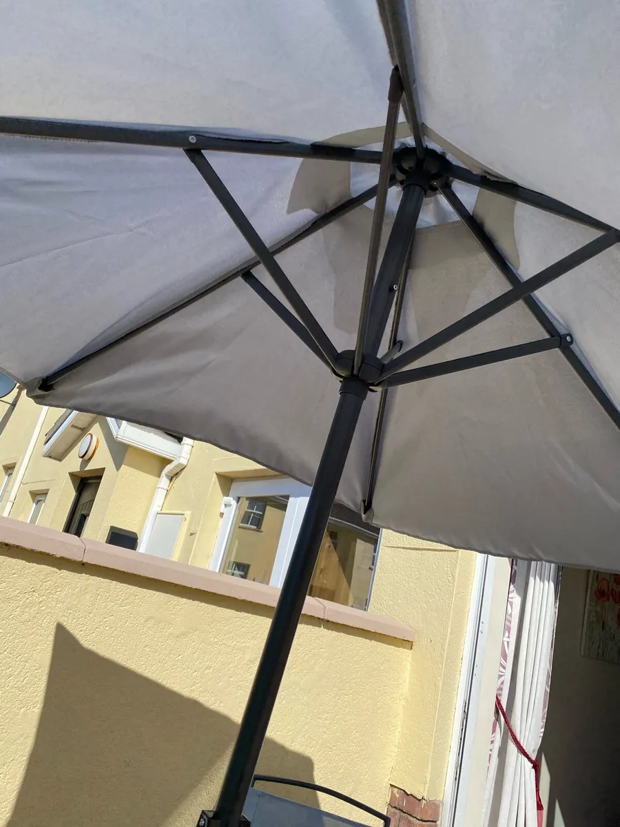 Garden Table, chairs and umbrella - Image 3