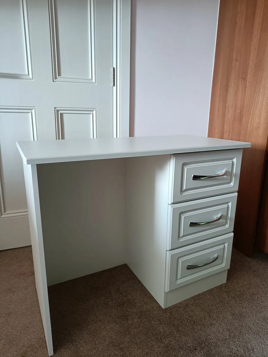 Hall & bedroom furniture - Image 3