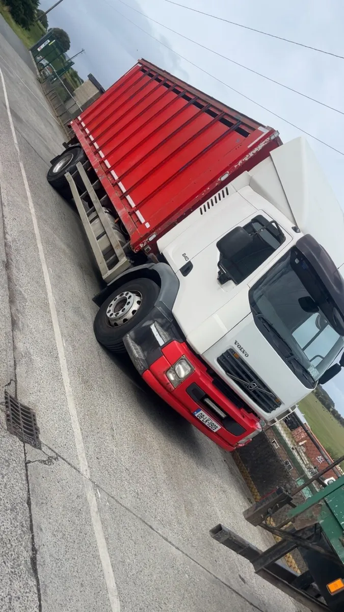Volvo  livestock truck (horse) - Image 4