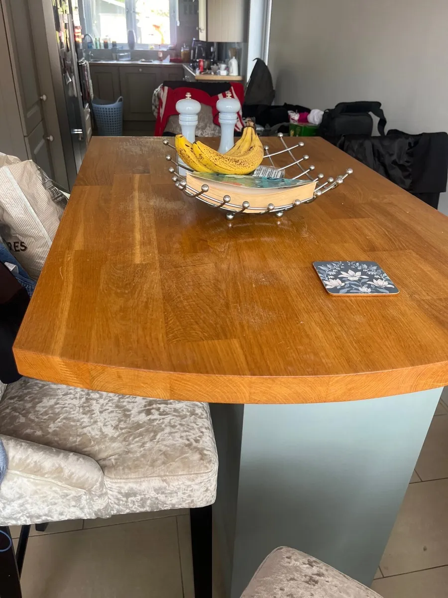 Kitchen island and chairs - Image 3