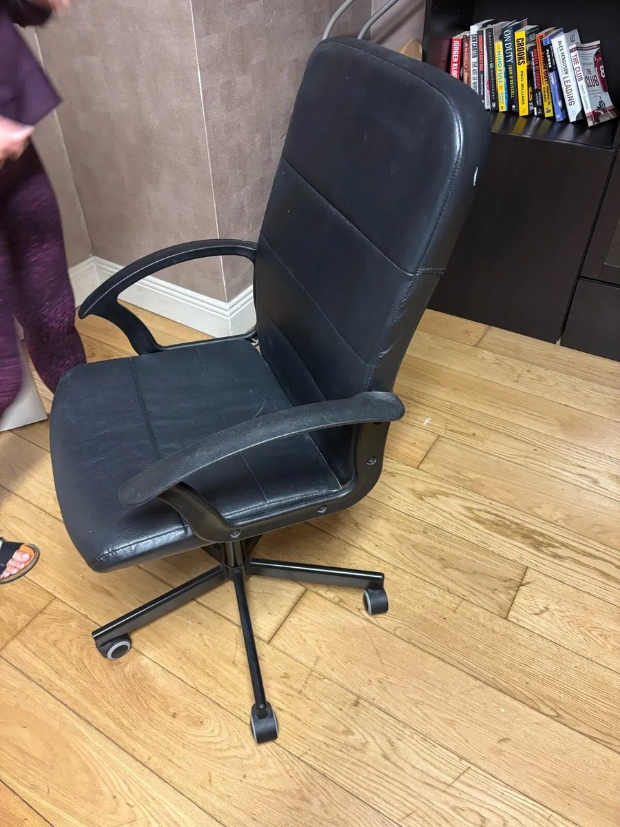 Black office chair - Image 1
