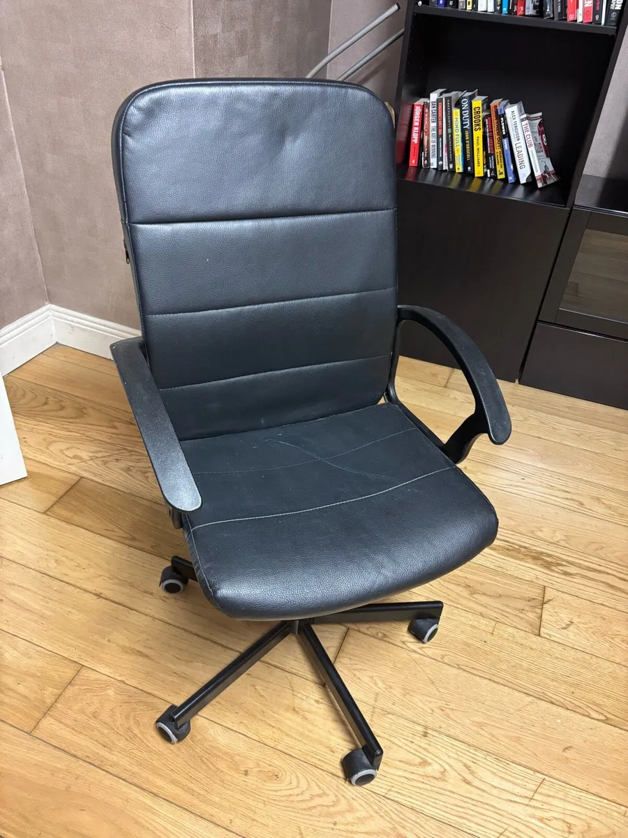 Black office chair - Image 2