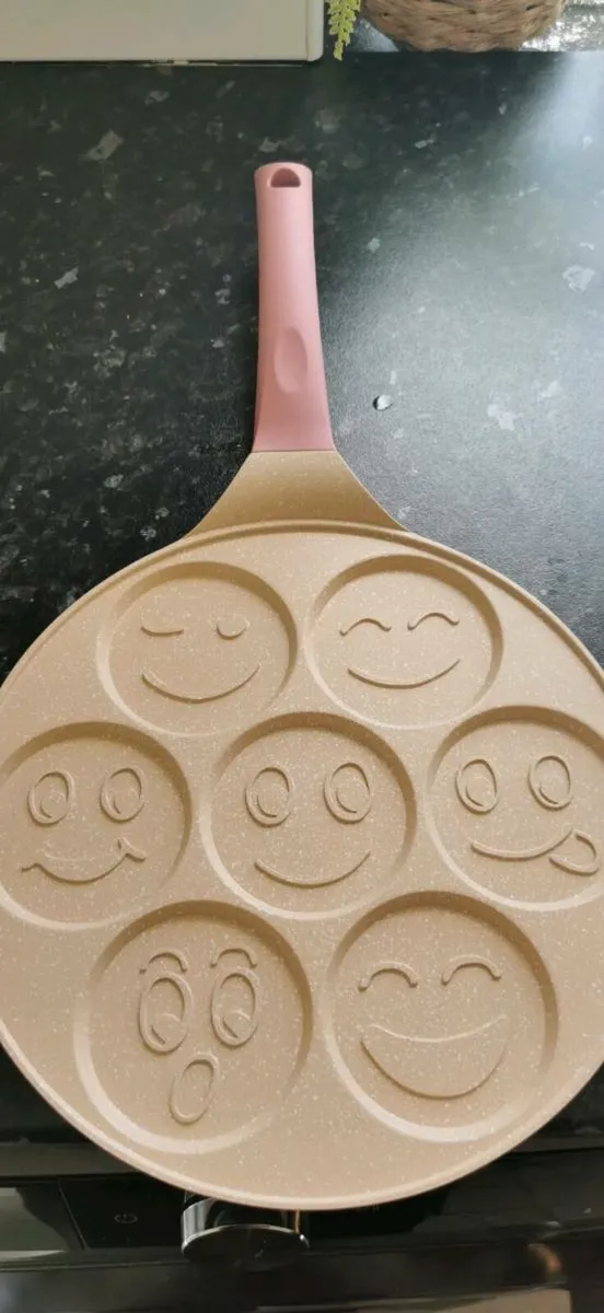 Pancake faces frying pan - Image 1