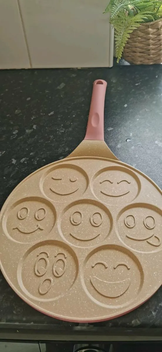 Pancake faces frying pan - Image 3